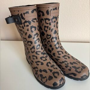 Women’s Hunter leopard rain boot in 8.